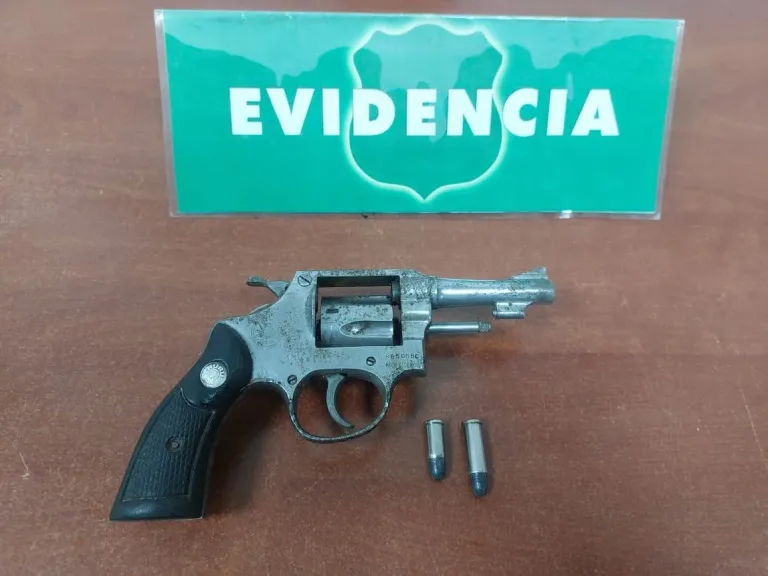 Detienen a un sujeto por porte ilegal de arma de fuego, desacato y conducción en estado de ebriedad en Cauquenes