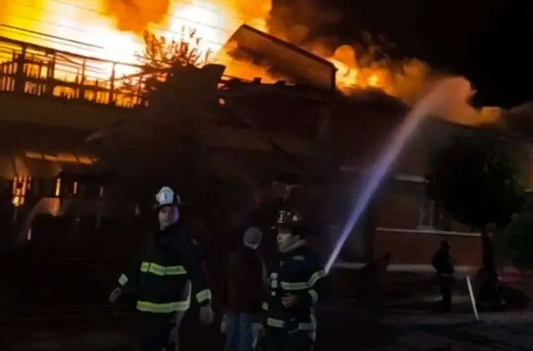 Voraz incendio destruye locales comerciales en Peumo: investigan posible intencionalidad