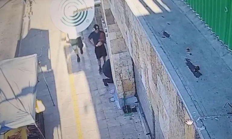 Sujeto intentó agredir con un cuchillo a guardia de supermercado en Curicó