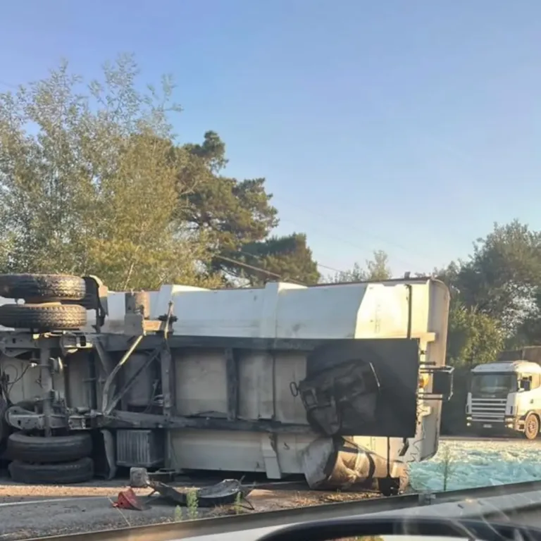 Dos fallecidos tras colisión entre camión y motocicleta en la Ruta 5 Sur sector Camarico