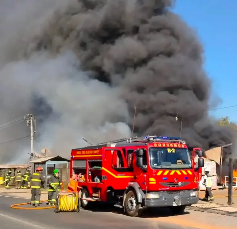 Incendio destruye vulcanización en Rengo y provoca suspensión del tránsito