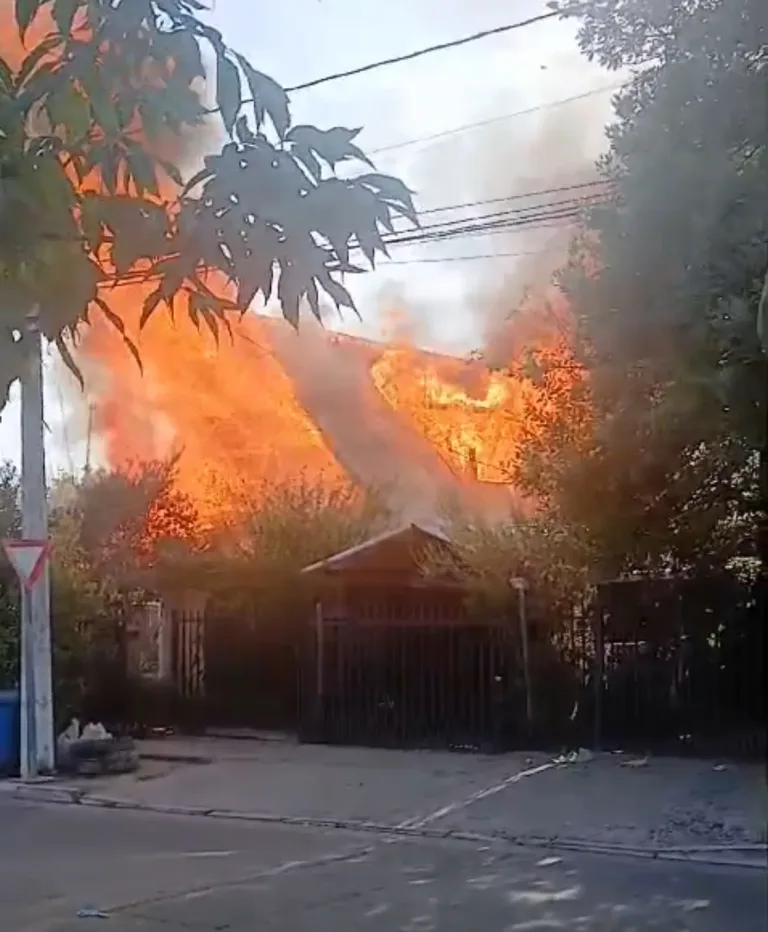 Incendio destruye vivienda en la comuna de Sagrada Familia
