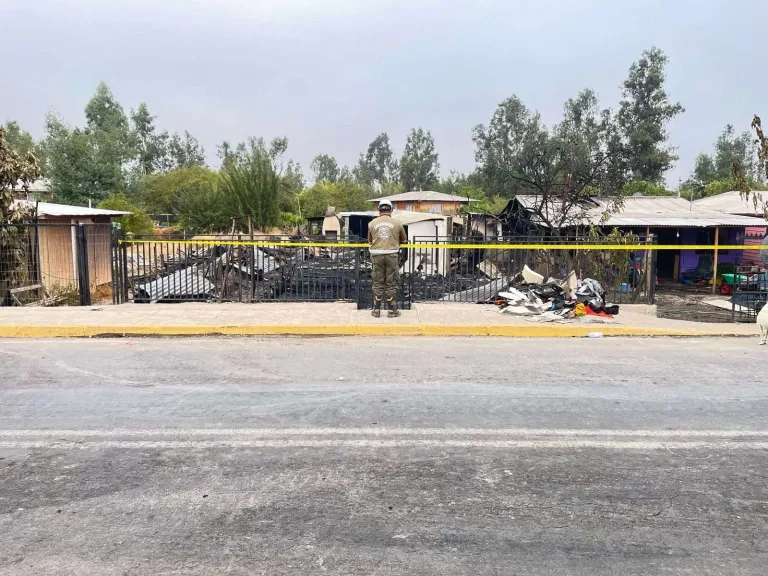 Incendio en sector La Chimba de Rengo deja dos viviendas destruidas y una persona lesionada