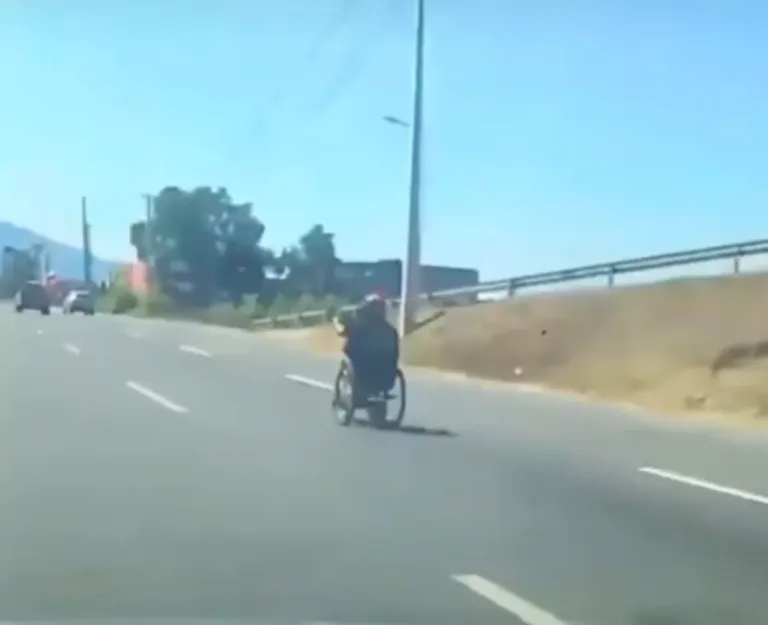 Hombre es captado conduciendo una silla de ruedas a 90 km/h en San Fernando (Video)