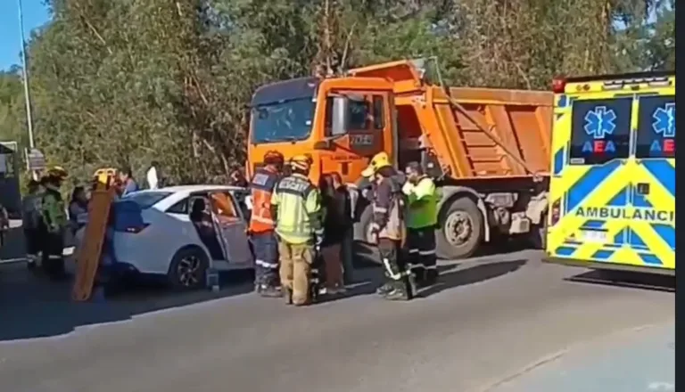 Dos heridos graves, entre ellos un menor, tras colisión frontal en Talca