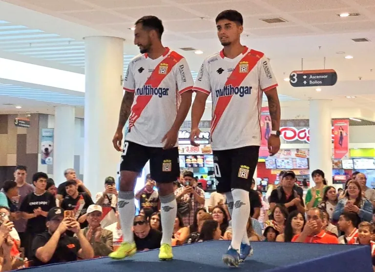 Curicó Unido presentó su nueva camiseta “banda sangre” 2025