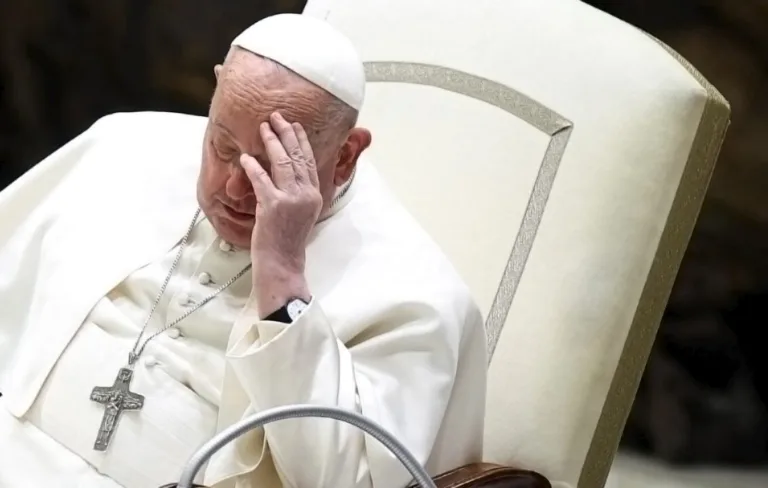 Santa Sede informa que el estado de salud del Papa Francisco sigue siendo crítico