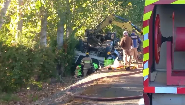 Conductor fallece tras volcamiento de camión en Villa Alegre