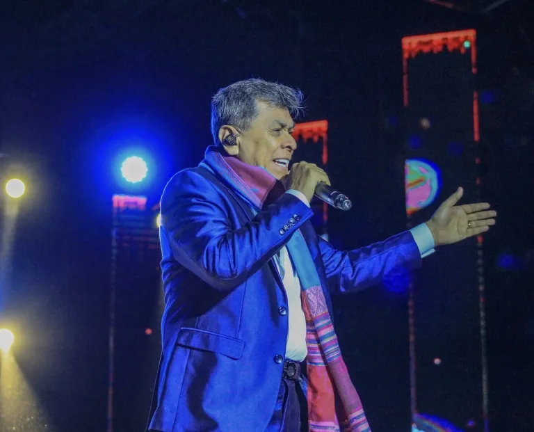 Álvaro Torres se presenta en el Festival de la Vendimia de Molina a pesar de problemas vocales