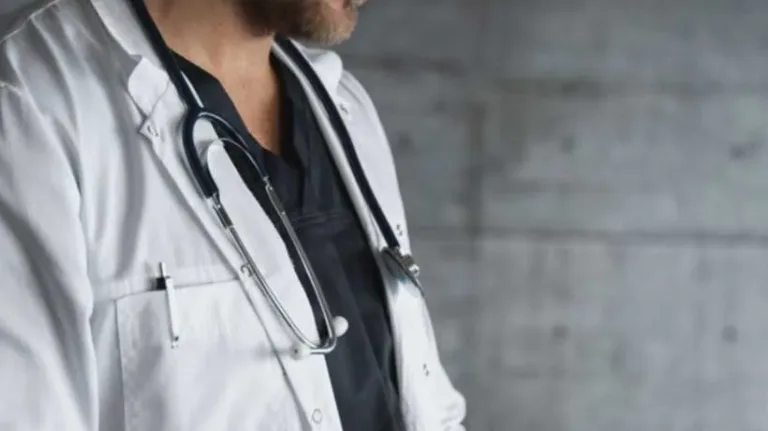 Detenido en flagrancia falso cardiólogo en Santa Cruz