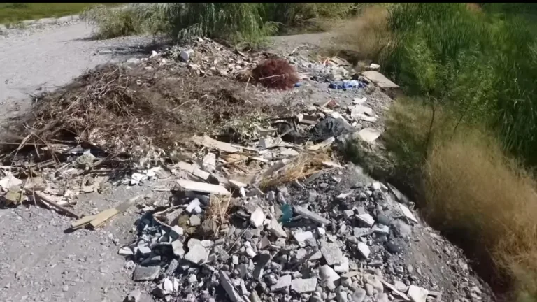 Preocupación en Rauco por basural cercano al puente: llaman a tomar medidas urgentes