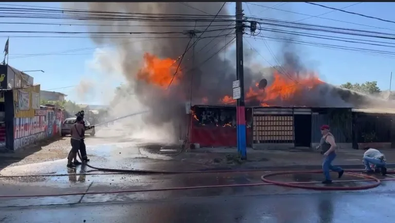 Incendio en Talca destruye dos viviendas en la población Carlos Trupp