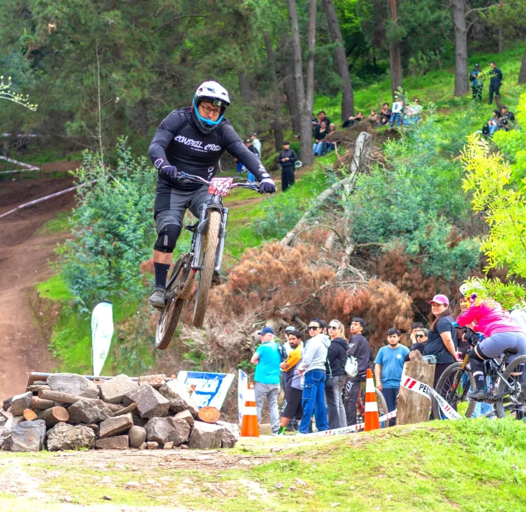 Gran carrera aniversario MTB descenso en Parque Cerro Condell de Curicó