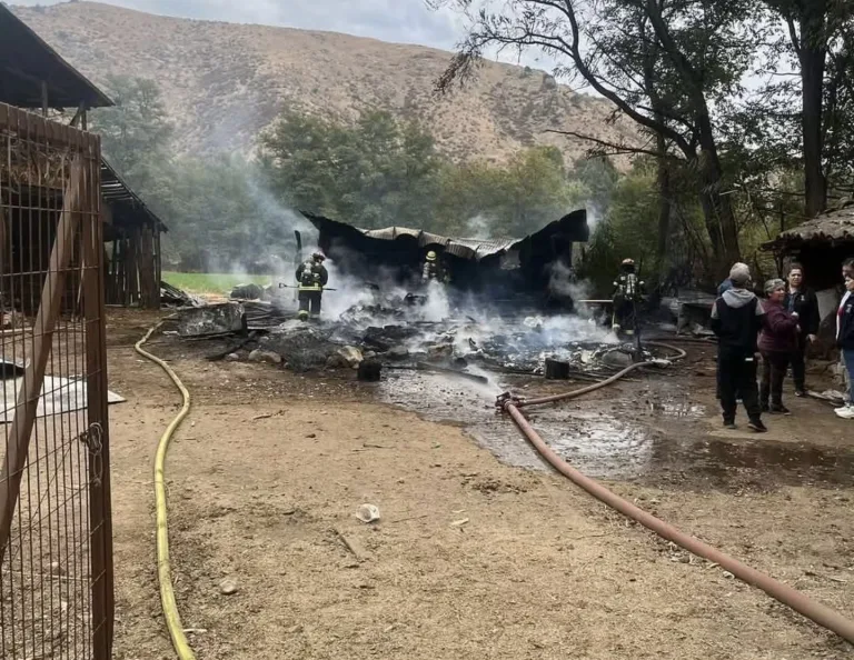 Adulto mayor pierde su vivienda en incendio registrado en Malloa