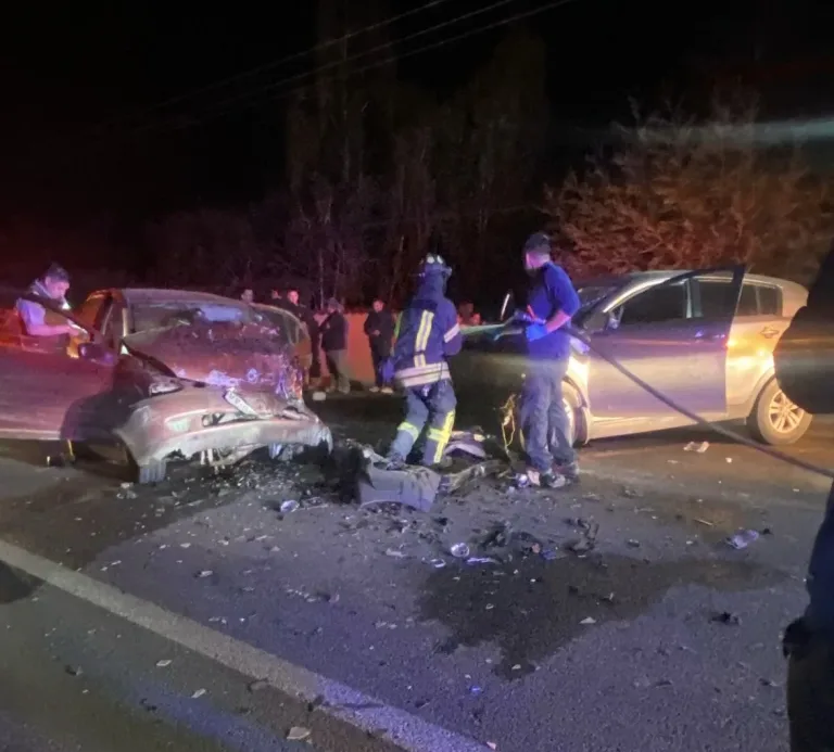 Cuatro personas resultan lesionadas en violenta colisión frontal en la Ruta J-65