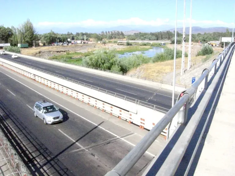 Carabineros de Curicó rescatan a niño en Puente Guaiquillo