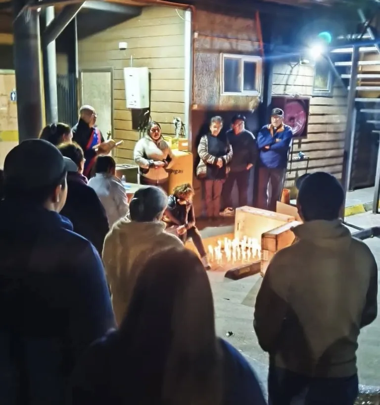 Velatón en el muelle La Vega de Calbuco por los siete pescadores desaparecidos en el Bio Bio