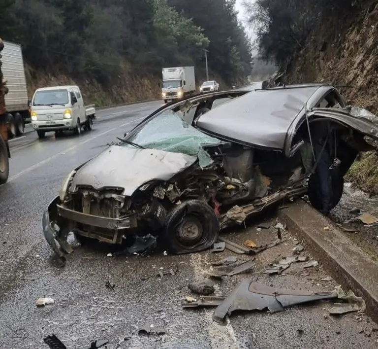 Una persona en riesgo vital tras violenta colisión en Constitución