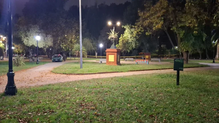 Identifican a joven baleado en parque Balmaceda de Curicó