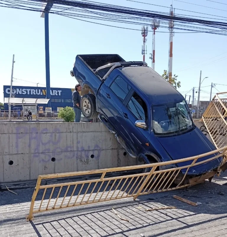 Colisión de vehículos deja una persona lesionada en la avenida Alessandri de Curicó