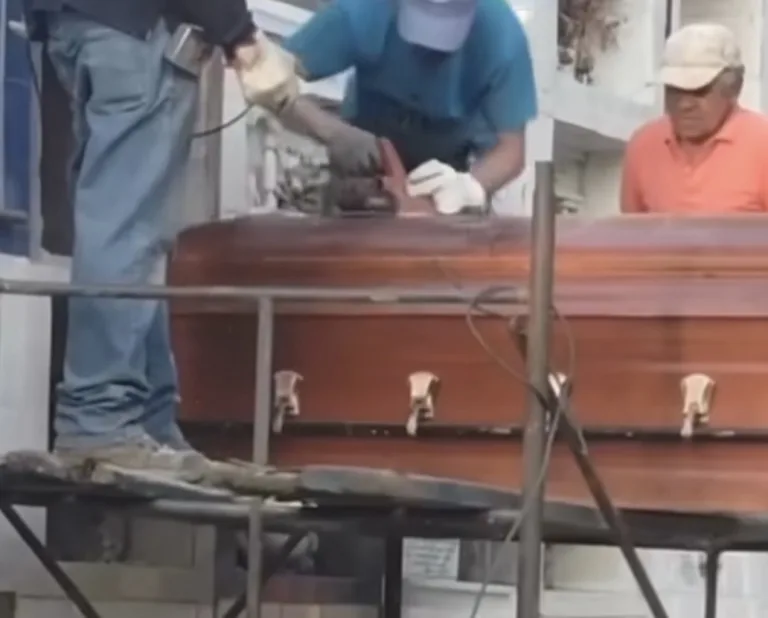 Indignación en funeral en Rengo: féretro no cupo en nicho del cementerio municipal y comenzaron a cepillarlo en medio de familiares