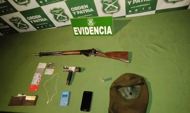 Cuatro sujetos que asaltaron a taxista para robar su vehículo en San Fernando fueron detenidos por Carabineros