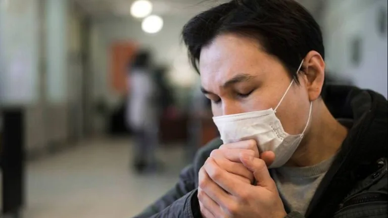 Uso obligatorio de mascarilla comenzará este martes en centros de salud del país