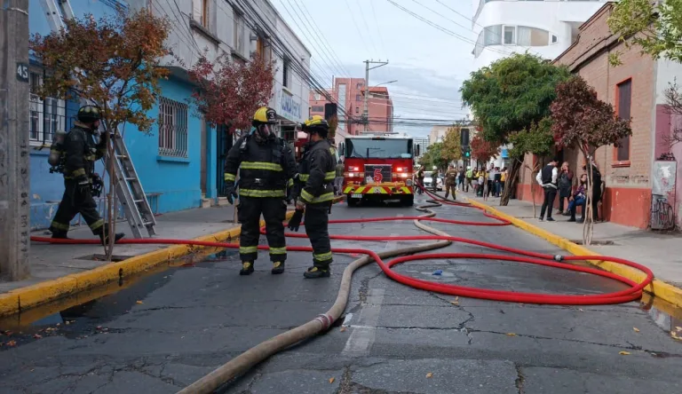 Explosión de gas y posterior incendio estructural movilizó a Bomberos en pleno centro de Rancagua