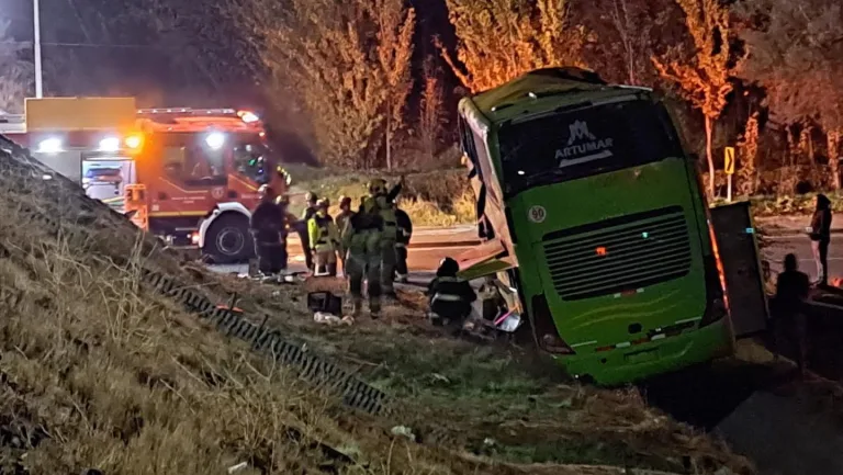 Grave accidente en Ruta 5 Sur deja un fallecido y múltiples heridos en sector Maquehua en Curicó