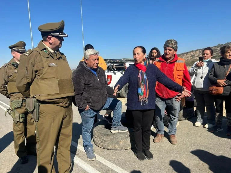 Vecinos de Las Cabras protestan por excesivo cobro de peaje en la Carretera de la Fruta