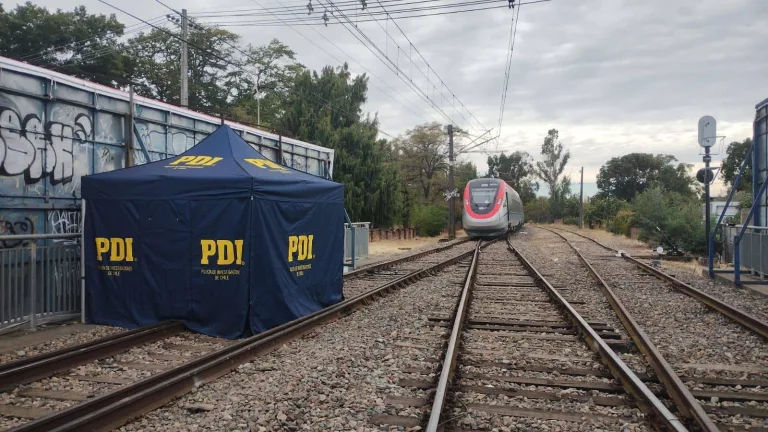 Hombre muere tras ser atropellado por tren de pasajeros en Linares