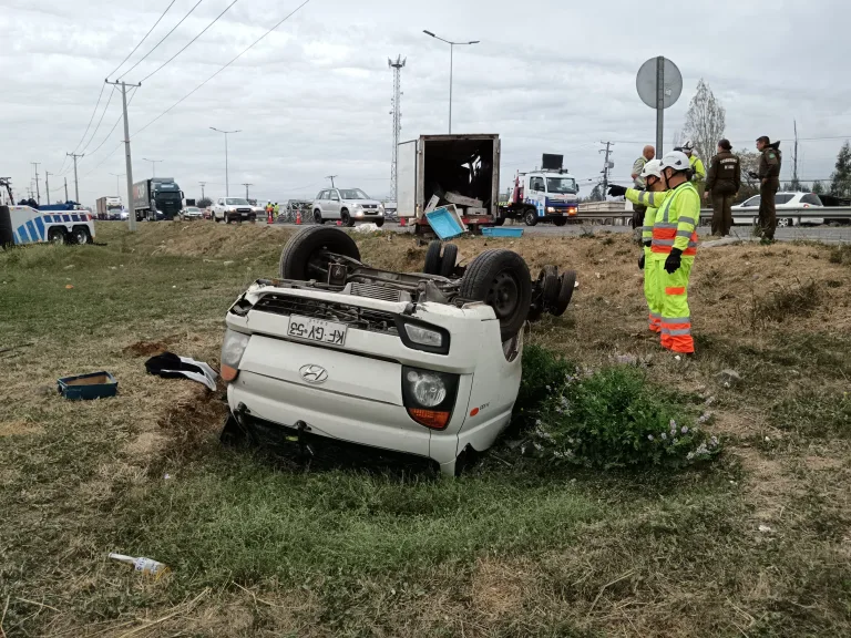 Conductor y acompañante resultan heridos tras volcamiento en la Ruta 5 Sur a la altura de Teno