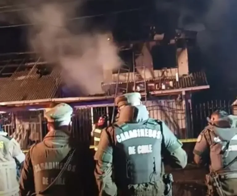 Una persona fallecida deja voraz incendio que consumió tres viviendas en Talca