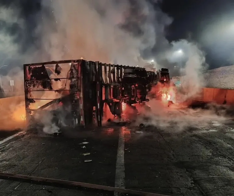 Volcamiento e incendio de camión moviliza a bomberos en peaje Río Claro de la Ruta 5 Sur