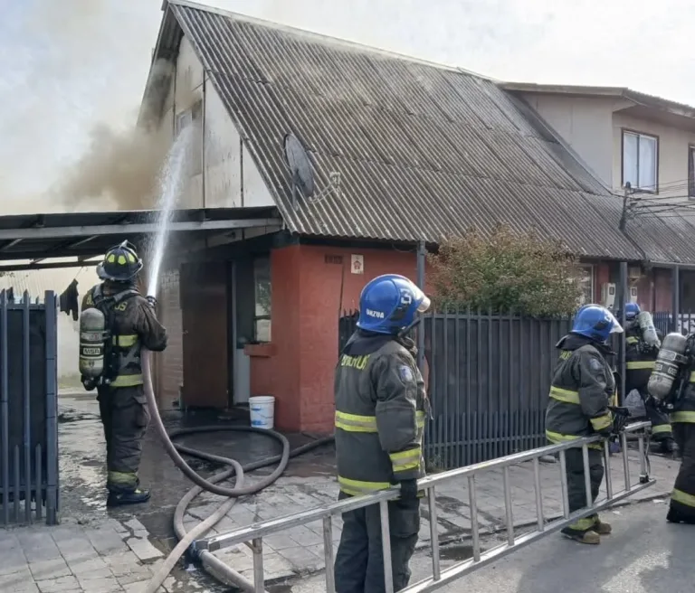 Incendio afectó vivienda en población Bombero Garrido de Curicó: seis personas resultaron damnificadas