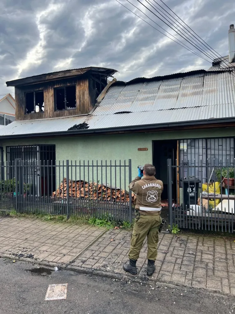 Labocar de Carabineros investiga incendio que destruyó dos viviendas en Curicó