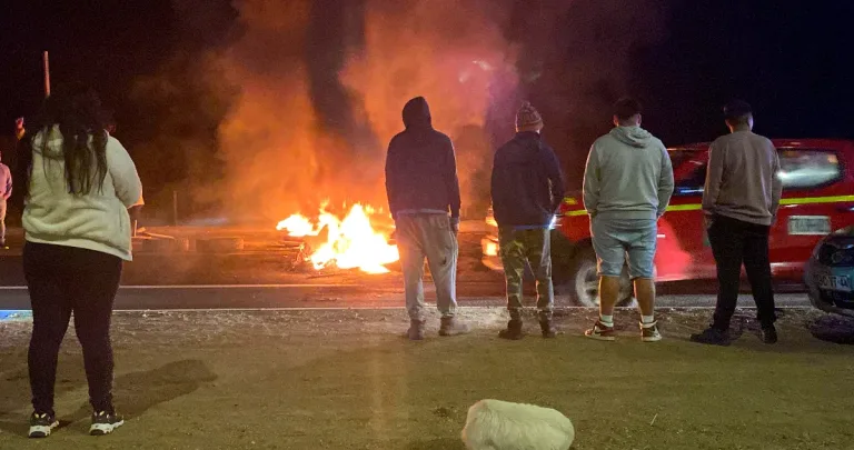 Vecinos de Alhué, San Pedro y Las Cabras protestan contra el TAG y obras inconclusas en la Carretera de la Fruta