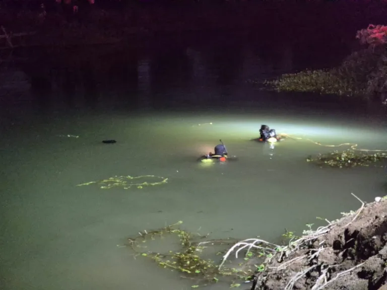 GOPE de Carabineros recupera cuerpo de conductor fallecido tras caer con tractor a un estero en Peralillo