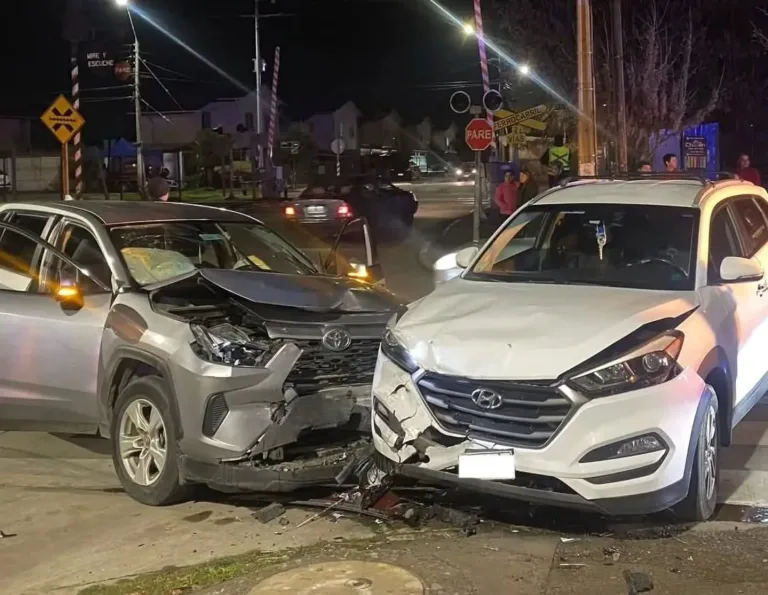 Delincuentes provocan violento choque frontal tras asalto a bencinera en cruce Chumaquito en Requínoa