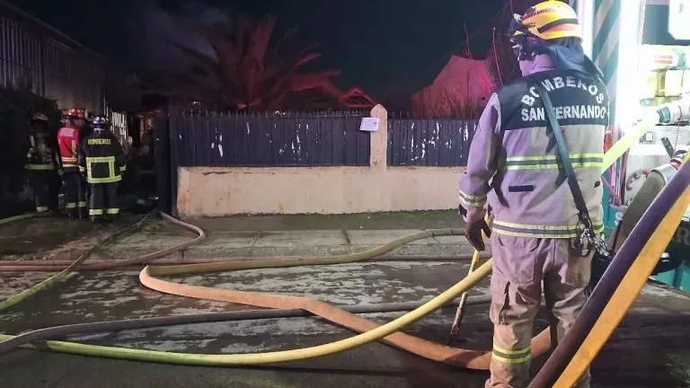 Incendio destruye vivienda en calle Cancha Rayada en San Fernando