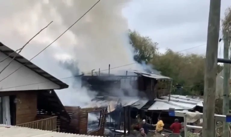 Incendio destruyó dos viviendas en sector La Obra, camino a San Clemente
