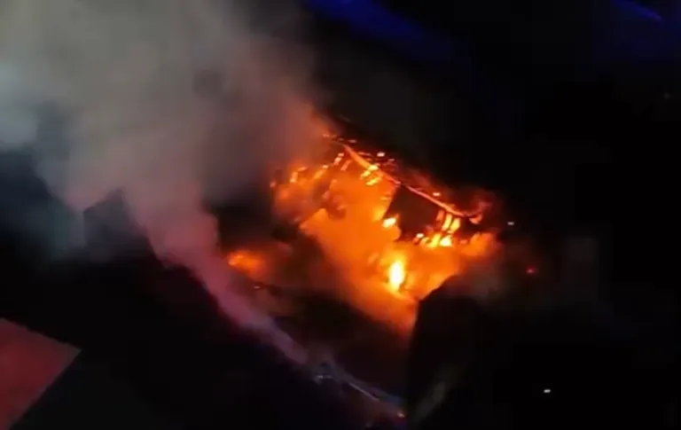 Incendio de gran magnitud afectó a planta de Fósforos Copihue en Retiro