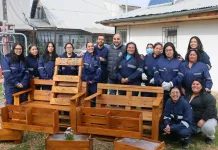 Mujeres de Molina rompen estereotipos y se capacitan en carpintería a través del programa Familias Mujeres de Molina rompen estereotipos y se capacitan en carpintería a través del programa Familias-1