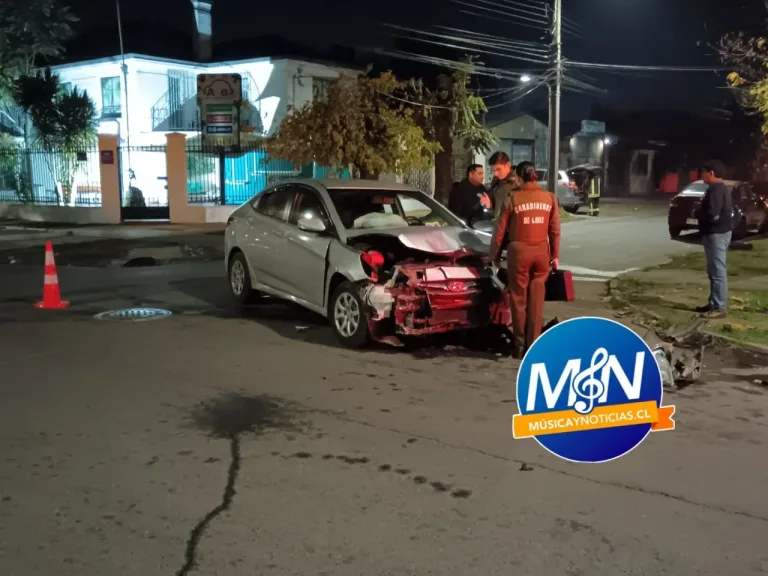 Una persona lesionada deja colisión vehicular en Curicó: conductor involucrado se dio a la fuga