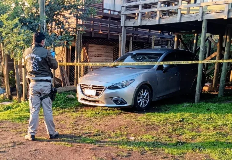 Labocar de Carabineros investiga incendio de vehículo en la zona costera de Pelluhue