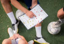 Juegos Deportivos Escolares 2025: CODECU e INITEC disputarán la final comunal de futsal sub-14 en Curicó futbol-estrategia-cancha-pelota-jovenes