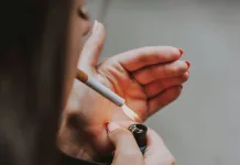 Seremi de Salud de O’Higgins refuerza fiscalizaciones por consumo de tabaco y vaporizadores en espacios públicos mujer-cigarro-encendedor