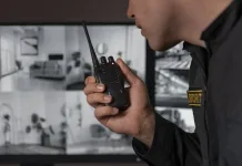 Ley de seguridad privada: así será el porte de armas en bancos, transporte de valores y Metro retrato-de-guardia-de-seguridad-masculino-con-estacion-de-radio-y-pantallas-de-camara