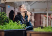 vapeador-mujer-vapor