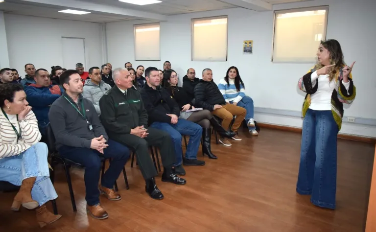 Gendarmería capacita a personal del Maule para reforzar la prevención del suicidio en recintos penales
